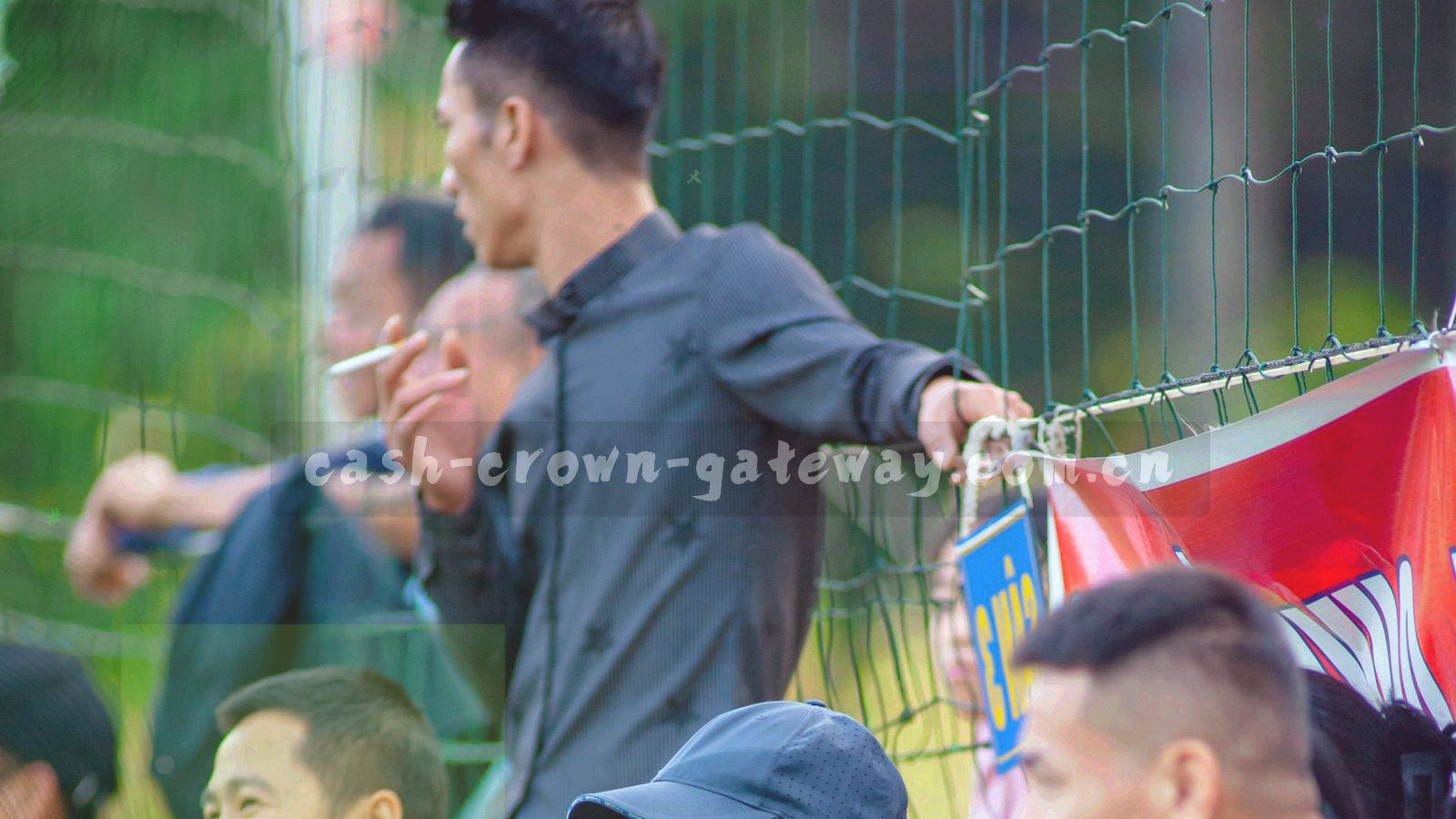 青蓝与深金交叠的细线网格抽象纹理，画面由锐利直角分割成若干区块